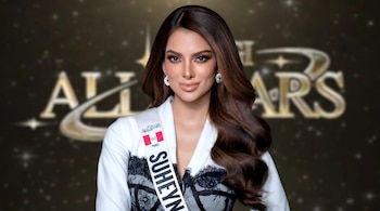 Suheyn Cipriani, mujer de cabello oscuro, viste blazer blanco y banda de Perú. El logo difuminado de MGI All Stars adorna el fondo.