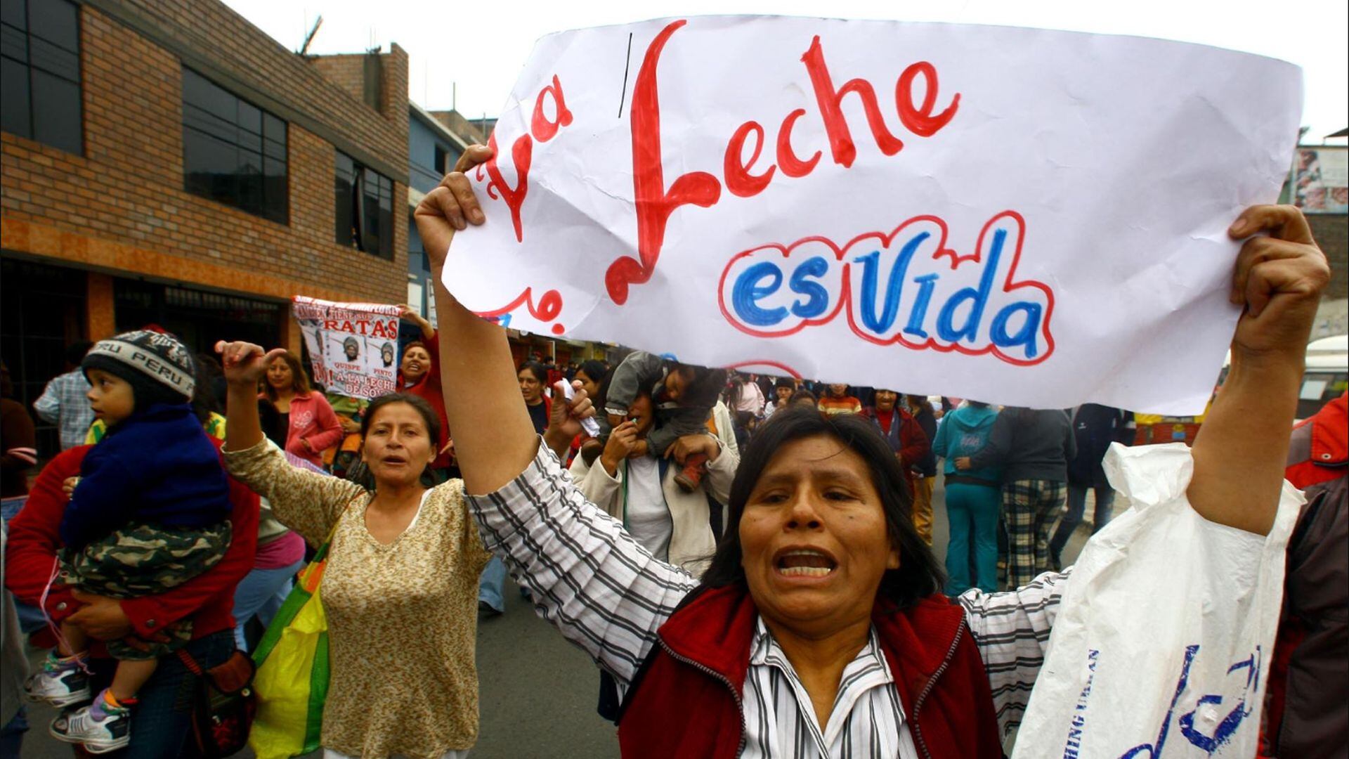 En cada barrio, la comunidad tejió redes de ayuda. El Vaso de Leche se convirtió en una causa compartida, sostenida por la organización desde las bases. (Andina)