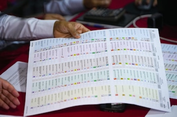 Algunas regiones tendrán más de 60 organizaciones políticas debido a la presencia de movimientos regionales. Partidos que no superaron el 1 % en las elecciones generales también podrán participar. (AP Foto/Guadalupe Pardo)