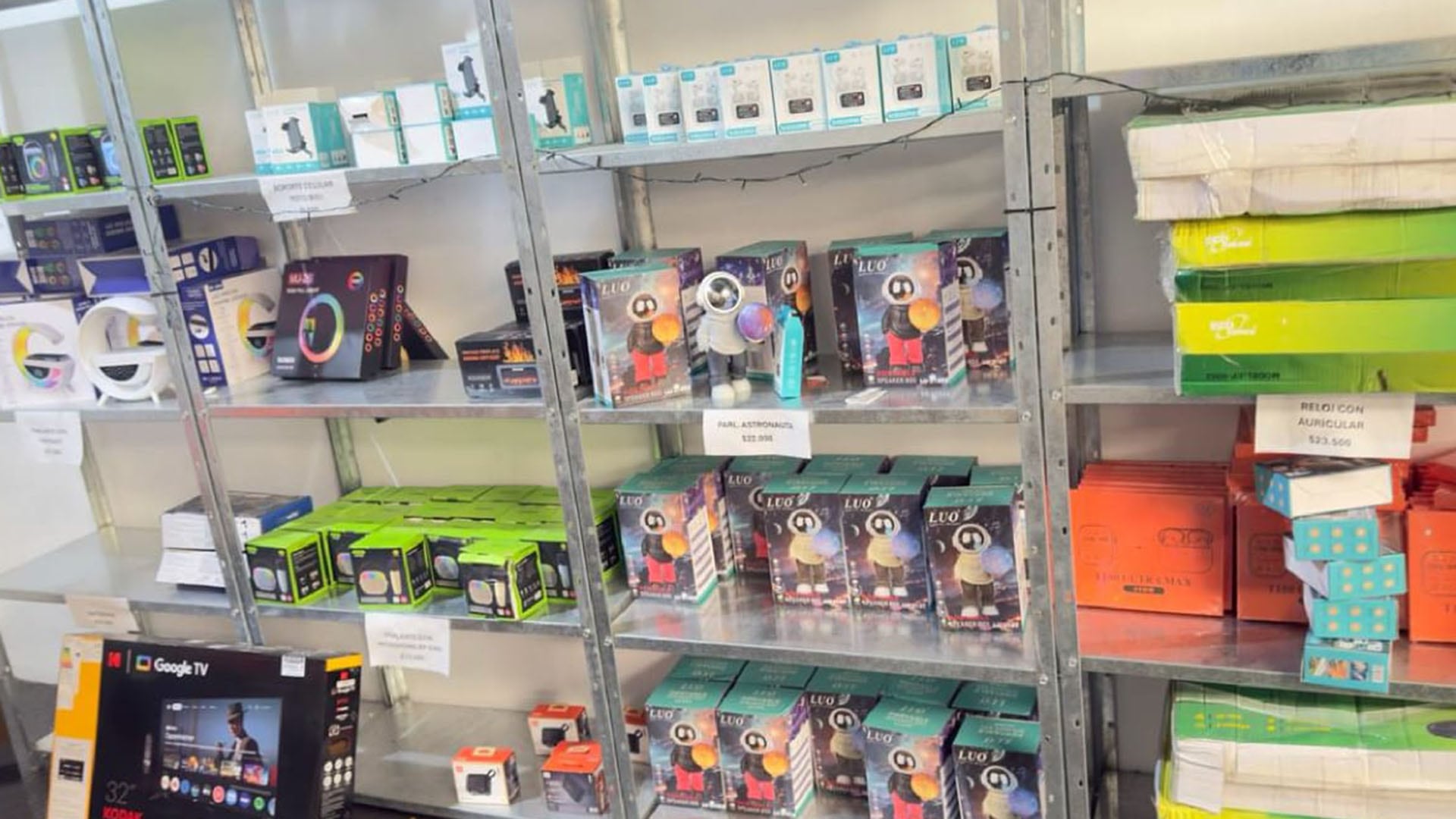 Los sospechosos vendían mercadería de contrabando, como teléfonos celulares, perfumes, artículos electrónicos y ropa, entre otros productos.