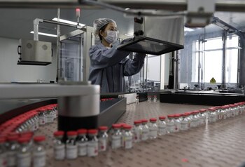 Una empleada trabaja en la