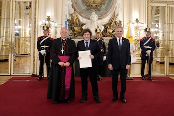 Monseñor Banach, junto al presidente Milei y el canciller Quirno