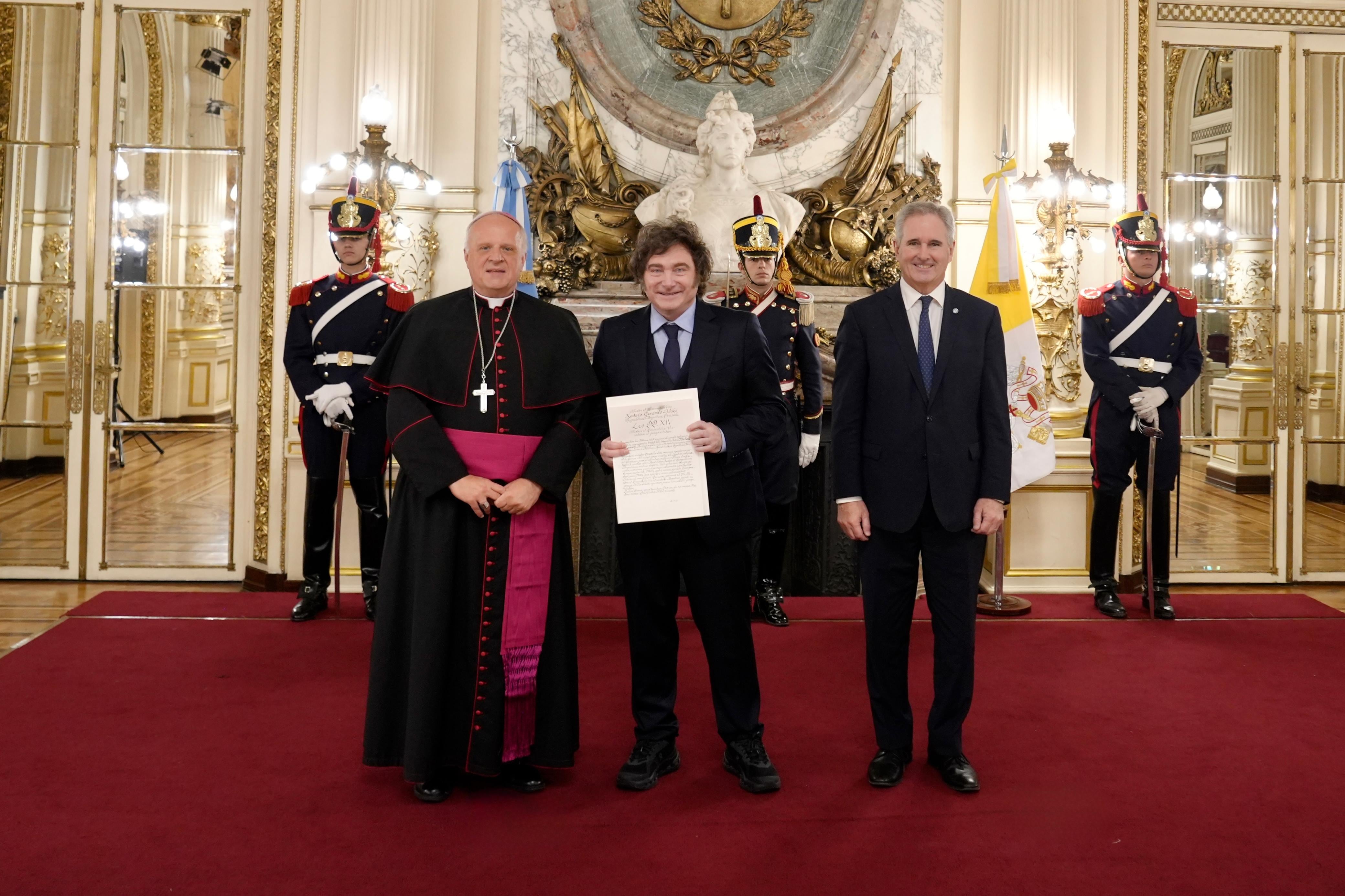 Monseñor Banach, junto al presidente Milei y el canciller Quirno