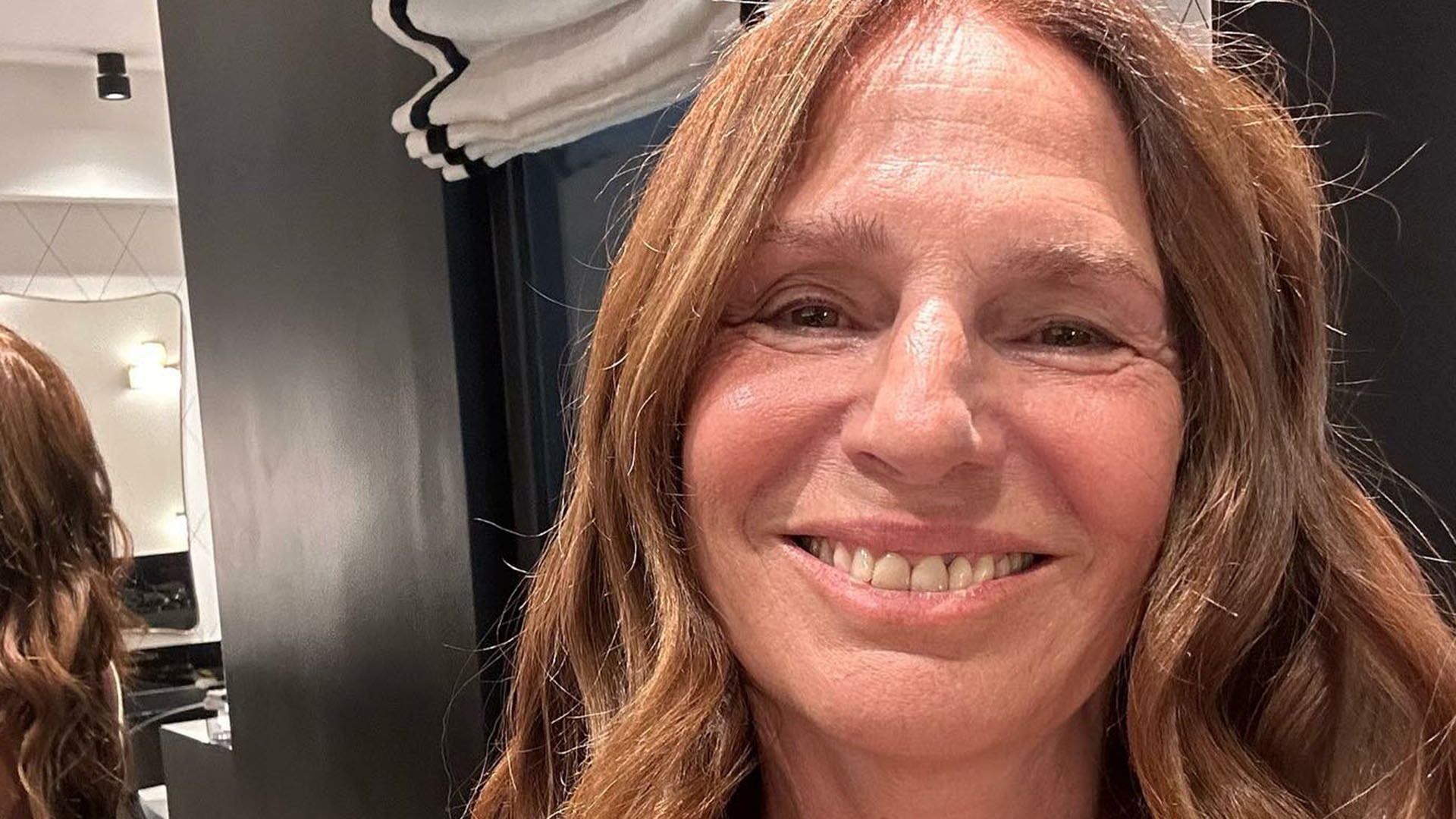 El proceso de cambio de look de Ginette Reynal se realiza de manera transparente y colectiva con su comunidad