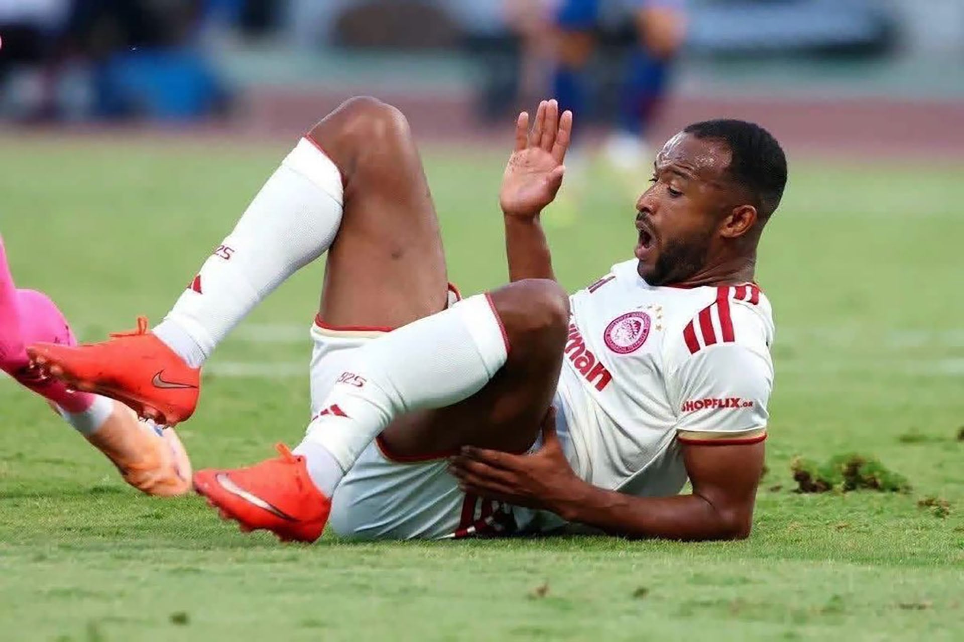 El jugador Ayoub El Kaabi debió ser operado tras sufrir una fractura de tibia y peroné