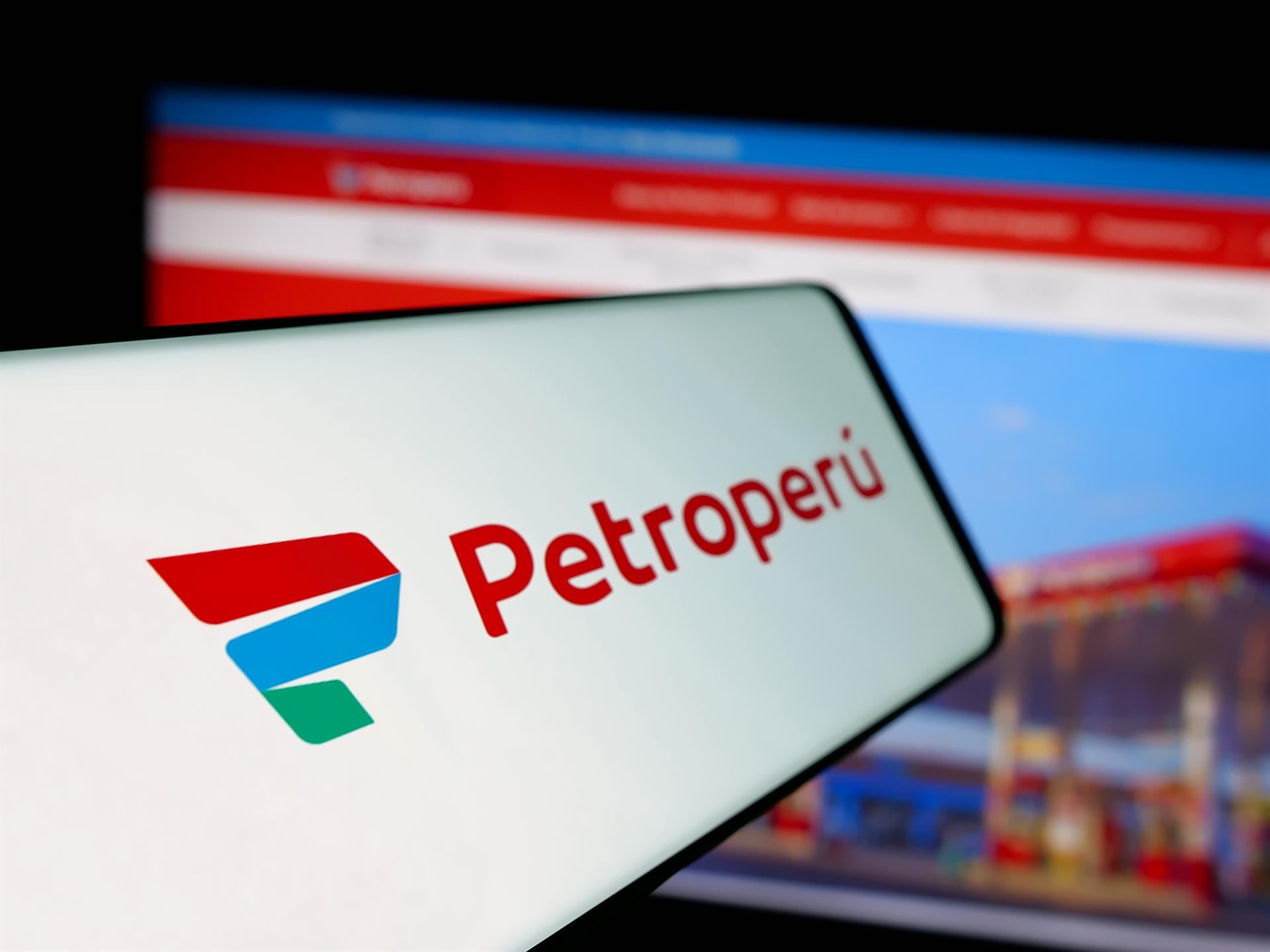 Especialistas advierten que la falta de recursos de Petroperú complica la adquisición de crudo extranjero, impactando negativamente en la economía nacional.