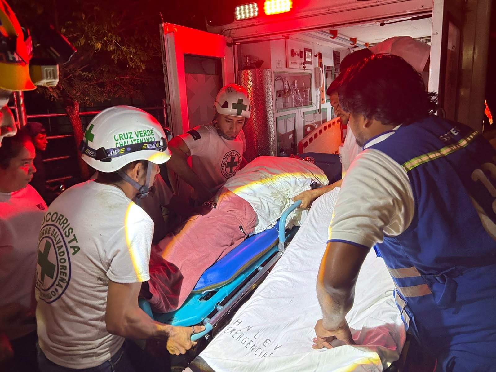 La víctima permaneció sujeta a la vegetación durante más de tres horas para evitar que la corriente la arrastrara. (Cortesía: Cruz Verde Salvadoreña)