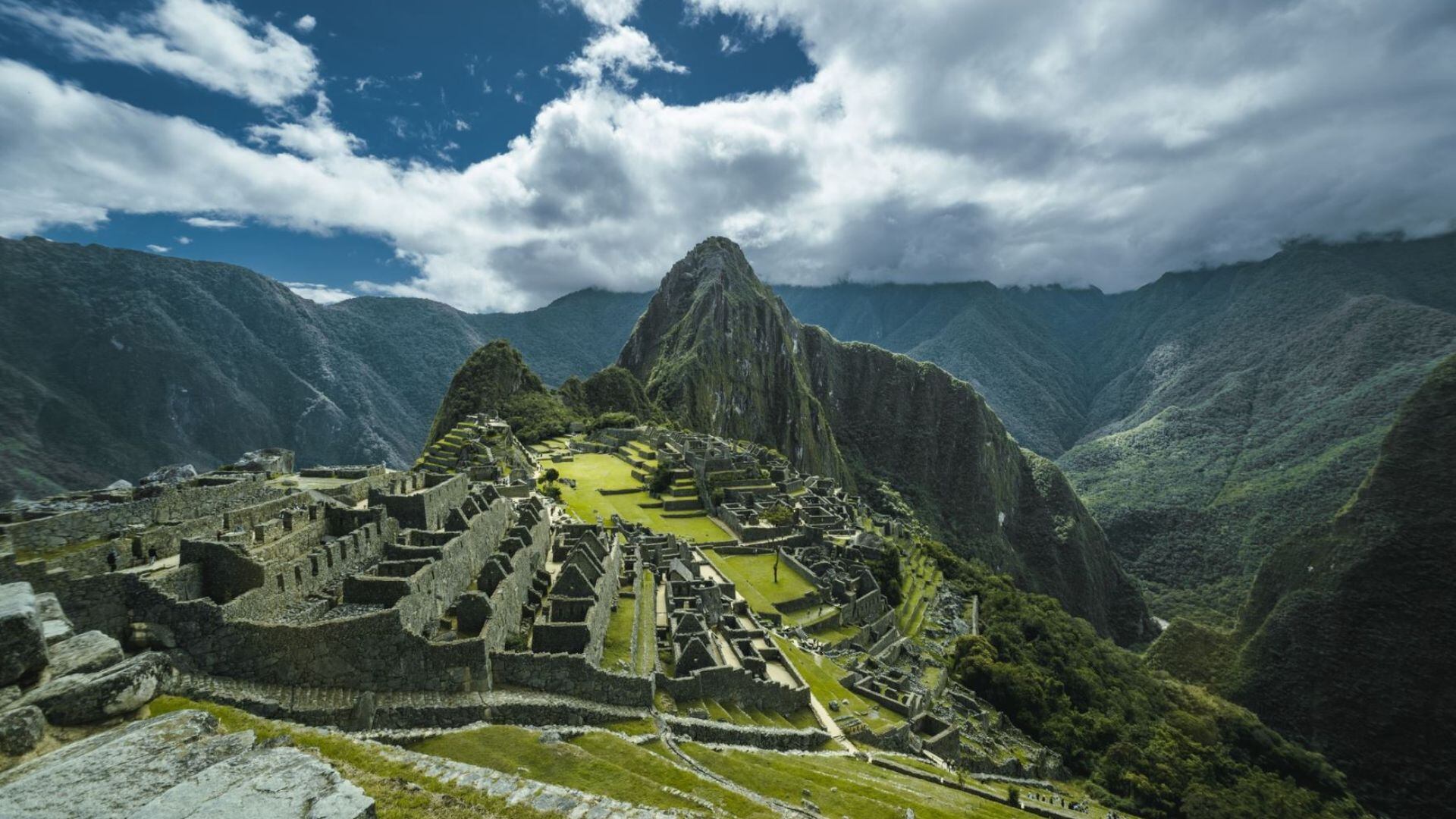 Machu Picchu es visitada por miles de turistas al año.