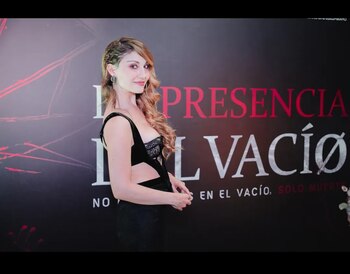 En la entrevista, la actriz promocionó 'La presencia del vacío', cinta donde interpreta a Ángela y explora la evolución psicológica y emocional del personaje - crédito @vivisantosp/Instagram