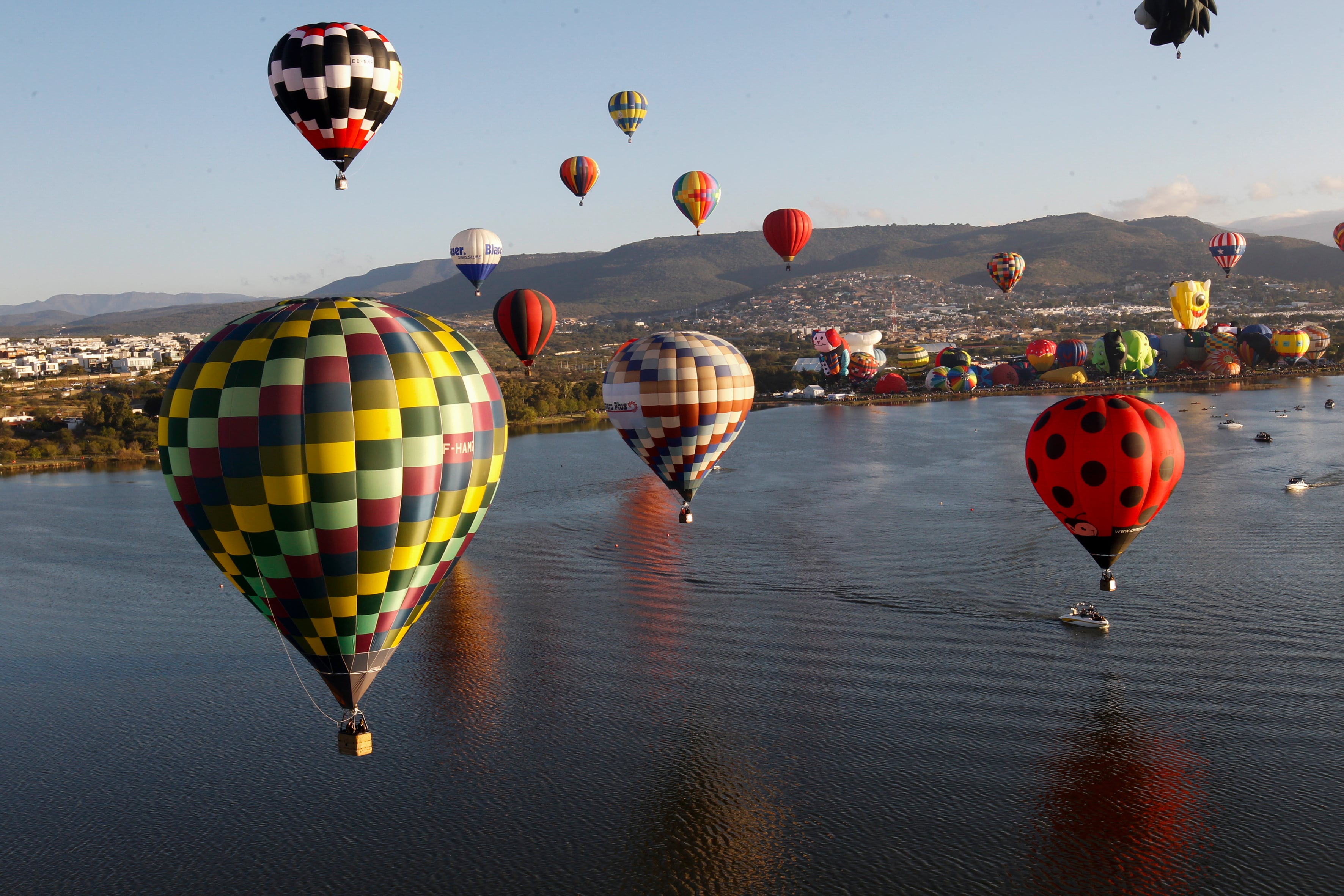 Está previsto que participen más de 200 globos aerostáticos provenientes de 25 países, lo que convierte al festival en uno de los encuentros de aerostación más numerosos a nivel internacional. 2021. (AP Photo/Mario Armas)