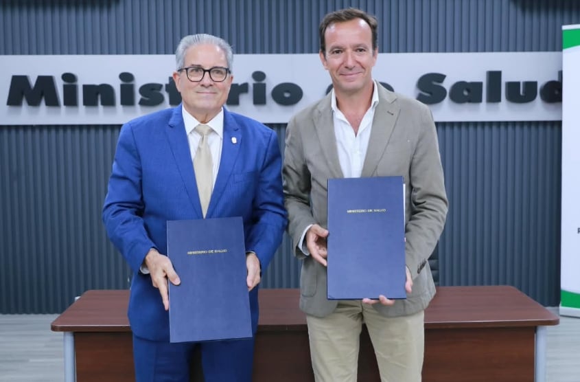 El ministro de Salud, Fernando Boyd Galindo (izq), junto a Carlos Echeverría, director regional de operaciones y representante legal de Clinton Health Access Initiative, durante la firma del acuerdo. (Minsa)
