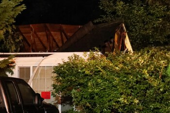 Se ve una casa sin una parte de su techo, después de que un árbol cayera sobre ella durante un tornado, en Gaithersburg, Maryland, EE.UU., 5 de junio de 2024. REUTERS/Allison Bailey