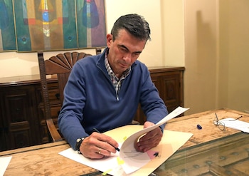 Rodrigo Paz, firmando un documento este miércoles, en La Paz (Bolivia) (EFE/ Presidencia de Bolivia)