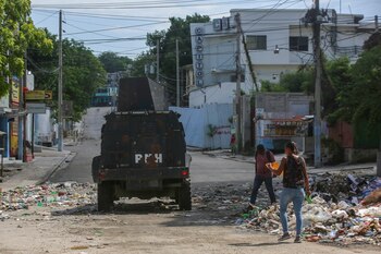 Un vehículo blindado de la policía patrulla Puerto Príncipe, Haití, el lunes 24 de junio de 2024. (AP Foto/Odelyn Joseph)