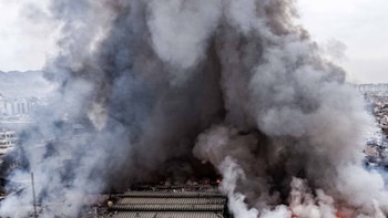 Los bomberos priorizaron evitar que las llamas alcanzaran los predios colindantes - Créditos: Andina/Juan Carlos Guzmán.