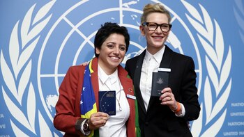 Mamo posa con la actriz