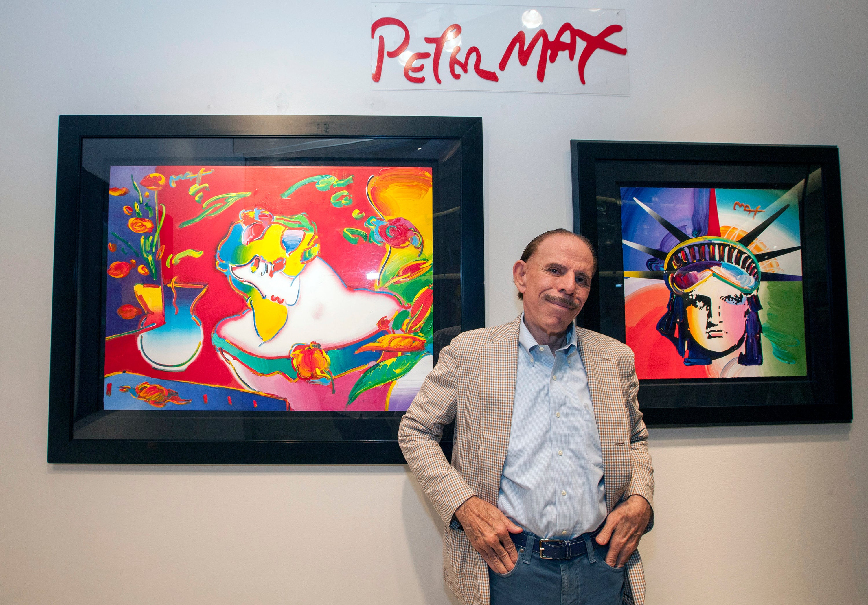 El artista Peter Max posa durante su exposición retrospectiva organizada por Road Show Company, el 6 de septiembre de 2014, en el centro comercial Northbrook Court de Northbrook, Illinois (Barry Brecheisen/Invision)