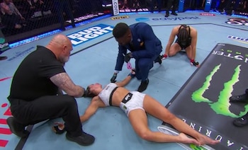 Maycee Barber quedó tendida en el centro del octágono, mientras Grasso rezaba por ella.