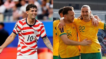 Un futbolista de Estados Unidos en uniforme blanco y rojo y dos futbolistas de Australia en uniforme amarillo y verde, en pantalla dividida.