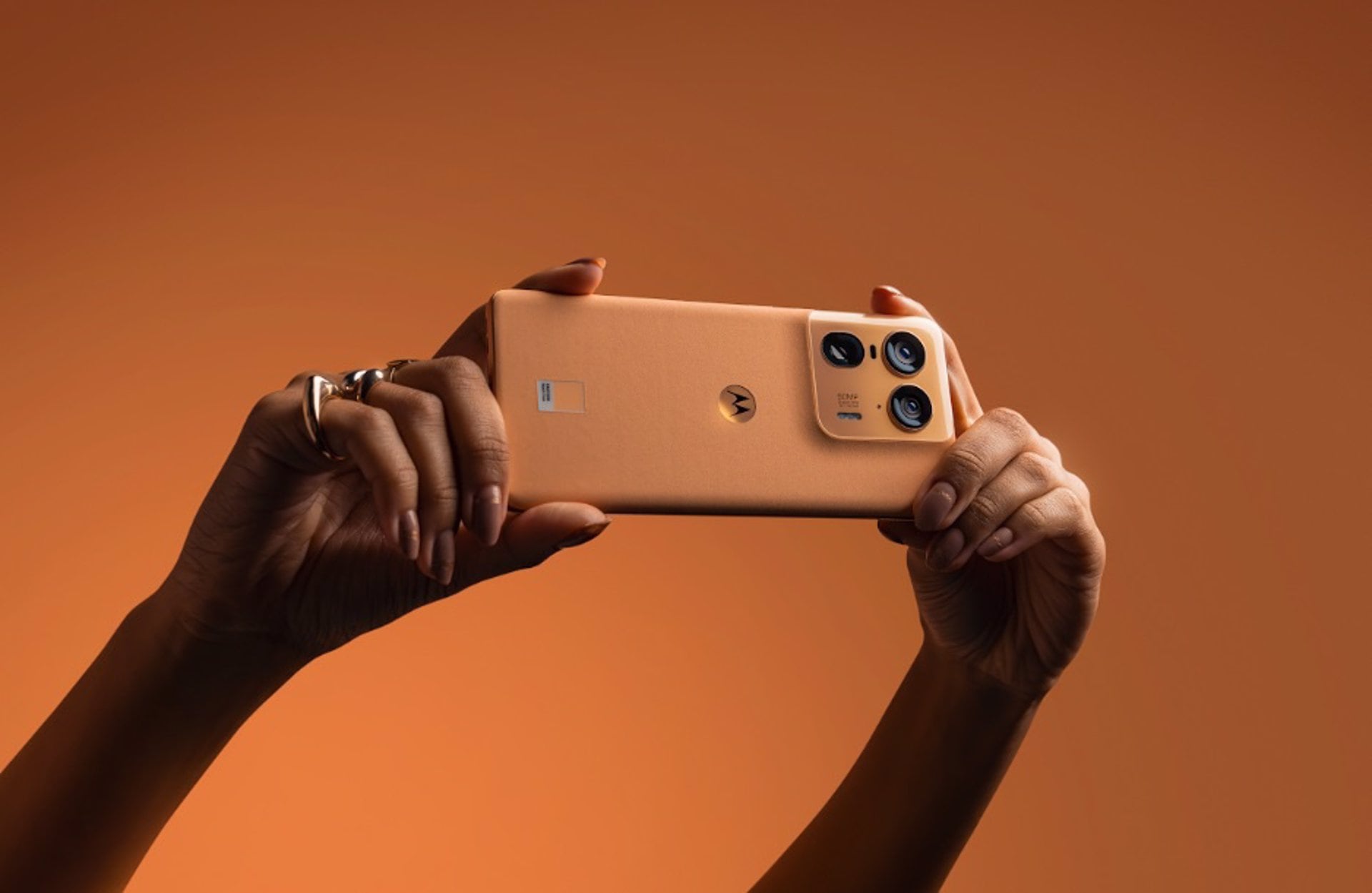Motorola recomienda revisar Ajustes y Actualizaciones del sistema, liberar espacio, usar WiFi y hacer una copia de seguridad antes de instalar Android 17. (MOTOROLA)
