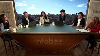 Seis personas en un panel de televisión de Infobae, sentadas en una mesa ovalada con laptops y tazas, frente a una pantalla con un paisaje urbano