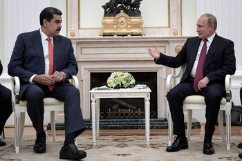 El presidente ruso Vladimir Putin se reúne con el presidente venezolano Nicolás Maduro (i) en el Kremlin. Foto: ---/Kremlin/dpa -