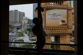 Un empleado de limpieza limpia