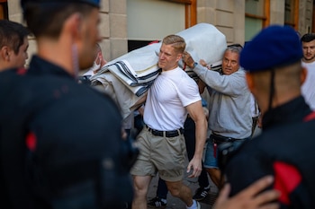 22/08/2026 Algunos de los concentrados entran en la plaza Sant Jaume con la pancarta gigante que han desplegado.
Unas 50 personas han acudido este sábado desde las 19.00 a la convocatoria de la plataforma 'Save Europe Act' en la plaza Sant Jaume de Barcelona para pedir una "deportación masiva" de migrantes.
POLITICA
LORENA SOPENA - EUROPA PRESS