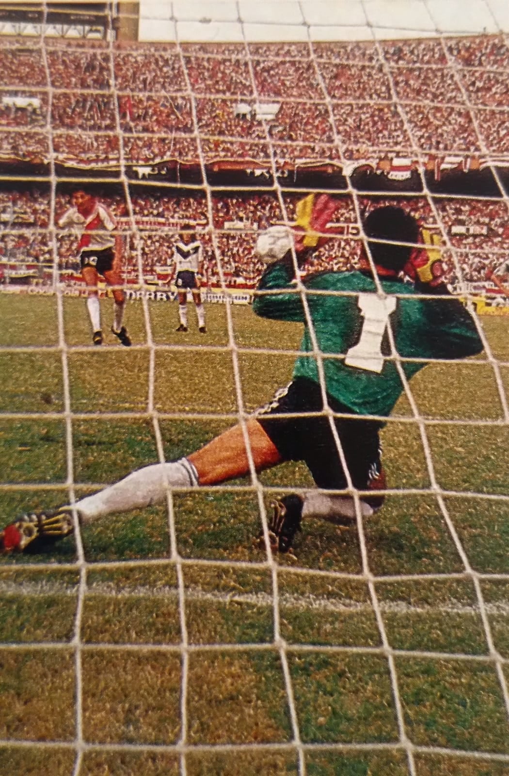 Fillol se inclina sobre su derecha y desvía el penal lanzado por Da Silva