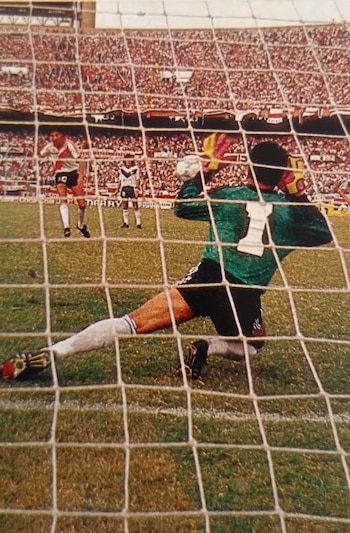 Fillol se inclina sobre su