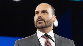 Un juez del Tribunal Supremo de Brasil emitió una orden de arresto contra Eduardo Bolsonaro, hermano del candidato presidencial
