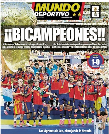 Portada de "Mundo Deportivo", titular "¡¡BICAMPEONES!!", jugadores españoles de fútbol con el trofeo, medallas y confeti. Muestra España 1-0 Argentina y foto de Messi