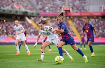 Disputa de balón entre Claudia Pina (FC Barcelona) y Eva Navarro (Real Madrid) / Europa Press