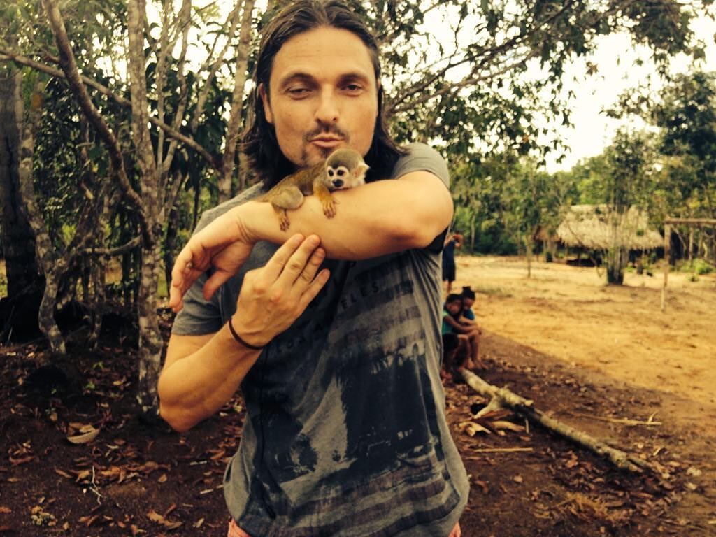 El exarquero alemán robó un pingüino en Nueva Zelanda, protagonizando uno de los episodios más insólitos en la historia del fútbol profesional (Instagram: @lutz.pfannenstiel)