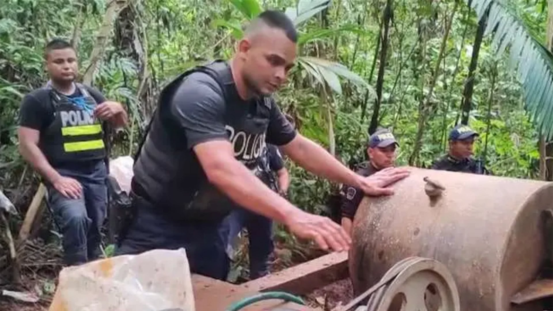Equipo para extracción de oro que usan los mineros artesanales en Crucitas, incautado por la policía costarricense (Captura de video Teletica)