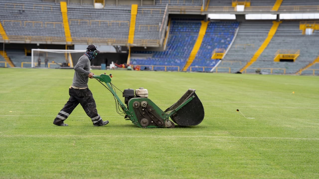 La cancha del estadio El Campín continúa en proceso de recuperación para la realización de partidos de fútbol - crédito Sencia
