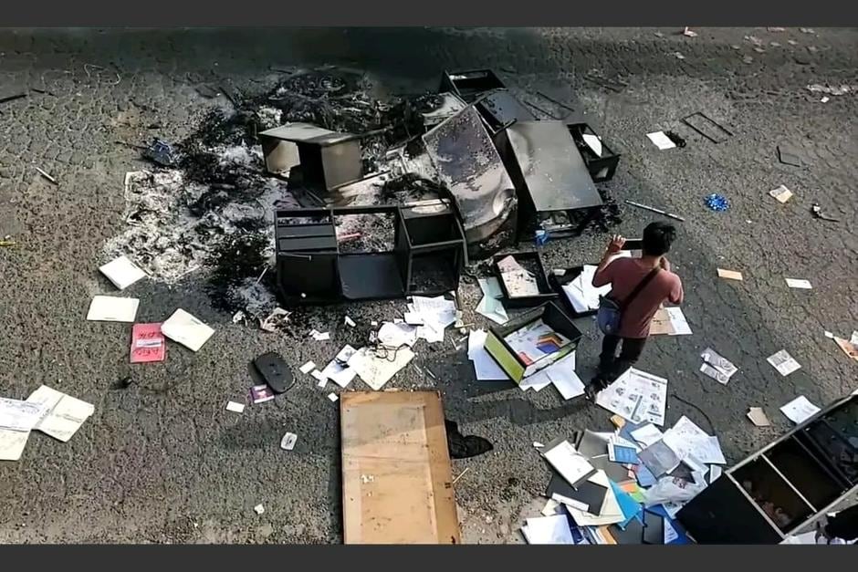 La Subestación de la PNC de San Andrés Itzapa, Chimaltenango, fue quemada por vecinos, tras la muerte de un canadiense y la desaparición de un guatemalteco. (Redes Sociales)