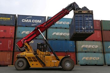 "Es factible que la disminución del ingreso de divisas deba ser cubierta con un menor uso para el pago de importaciones, determinando una reducción de la absorción interna”, dijo a Infobae Sebastián Menescaldi (Reuters)