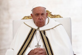 El Papa Francisco observa, en la misa de apertura del Sínodo de los Obispos en la plaza de San Pedro del Vaticano