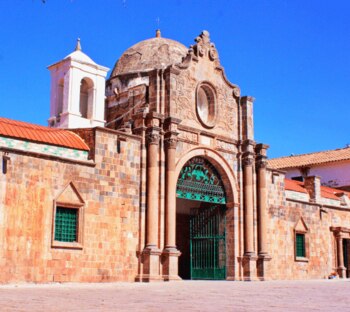 Frontis del Cementerio de la