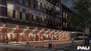 Calle urbana de noche con un edificio de ladrillo y un cobertizo de acera con columnas rojas y techo iluminado. Personas caminando, ciclista y bus. Logo PAU