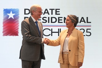 Sin embargo, Kast llega envuelto