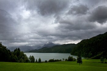 ARCHIVO - En caso de una tormenta sorpresiva durante una excursión en las montañas hay que evitar permanecer en los bordes de los bosques, los nichos entre rocas sueltas o bajo árboles aislados. Foto: Karl-Josef Hildenbrand/dpa