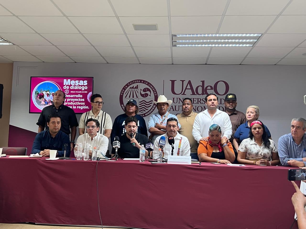 Autoridades estatales, federales y representantes de pueblos originarios participan en una sesión de mesas de diálogo para analizar el Polo de Desarrollo Económico para el Bienestar. (Secretaría de Economía)