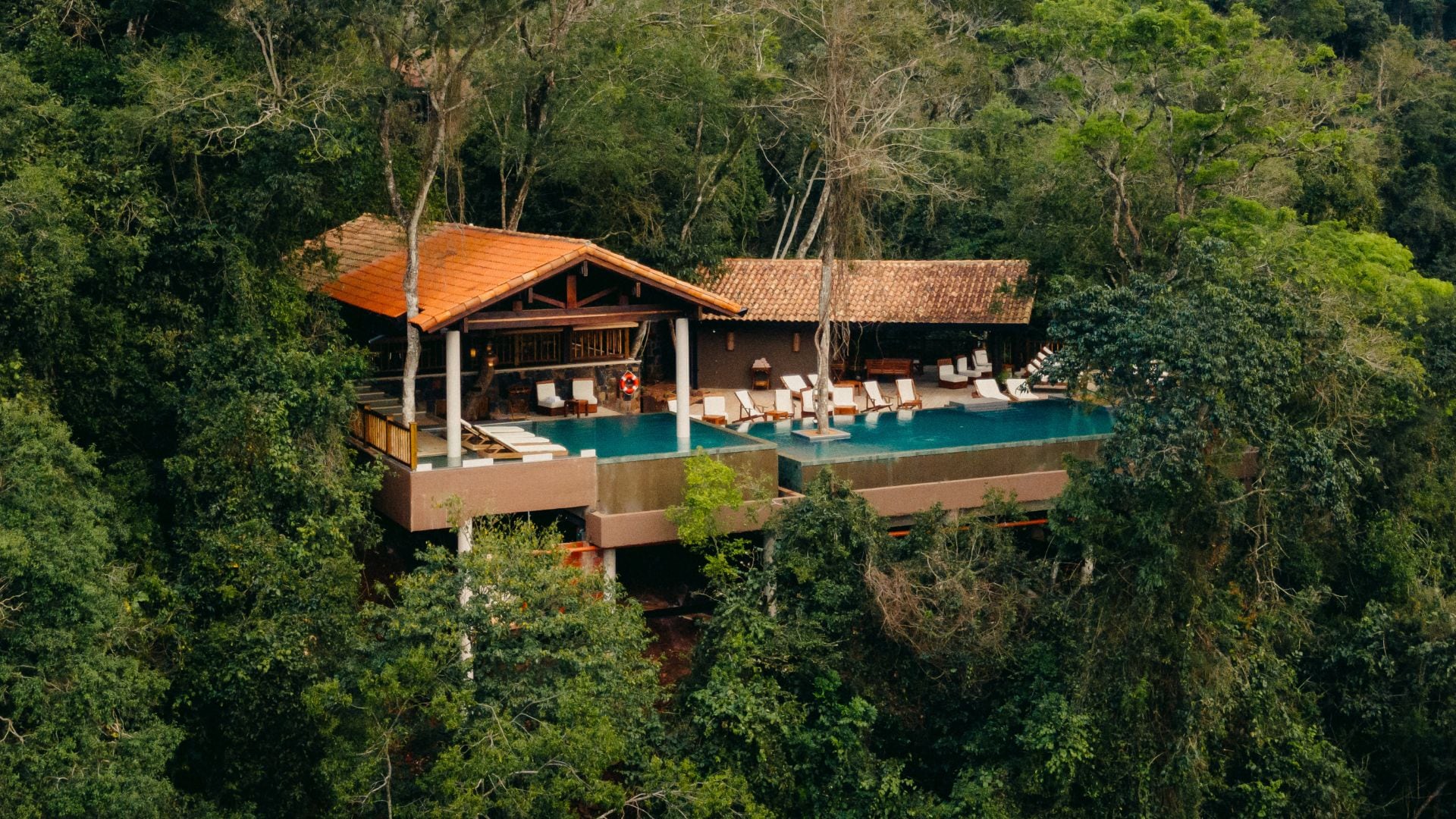 El entorno natural acompaña cada momento de la estadía dentro de la Selva Iryapú (Loi Suites)