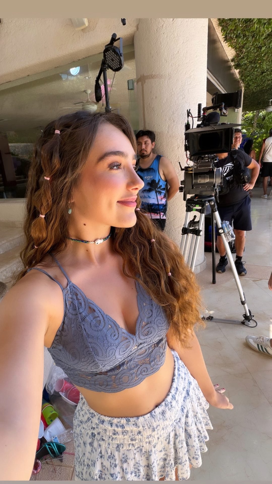 Elaine Haro posa para una selfie en el set de una producción, rodeada de equipo de filmación y miembros del equipo. (@elaineharomusic/ Instagram)
