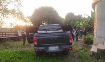 La camioneta tenía placas ocultas.