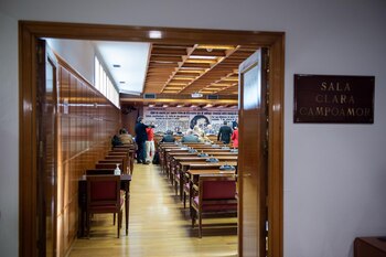 Puerta de la sala Clara