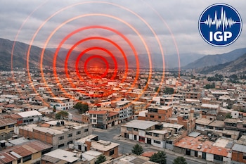 Vista aérea de ciudad con edificios y montañas bajo cielo nublado. Ondas sísmicas rojas concéntricas y logo IGP en esquina superior derecha.