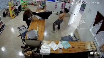 Video: intentó robar en un local, quedó semidesnuda tras un forcejeo y volvió para exigir que borren las cámaras